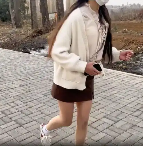 女生和男友分手,第二天就网恋奔现,男子你脖子上咋有草莓印