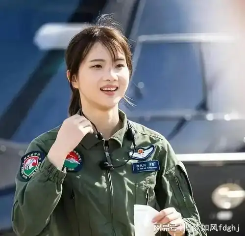 美女飞行员徐枫灿吃饭被偶遇,身穿花衬衫,生活照美像邻家小女孩