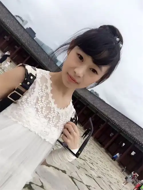 清纯可爱的时尚小美女,还是一位钢琴师音乐人