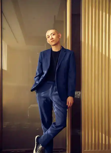 留短发的王一博被叫嚣像路人甲或路人乙,毫无光彩可言