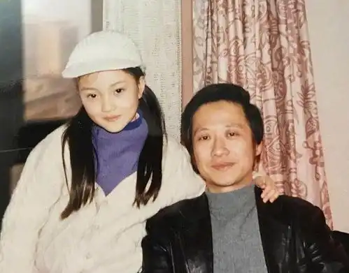 李小璐童年照片如同邻家女孩,长大整容后是这般模样,有些遗憾