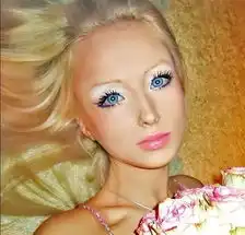 女孩整容成真人芭比