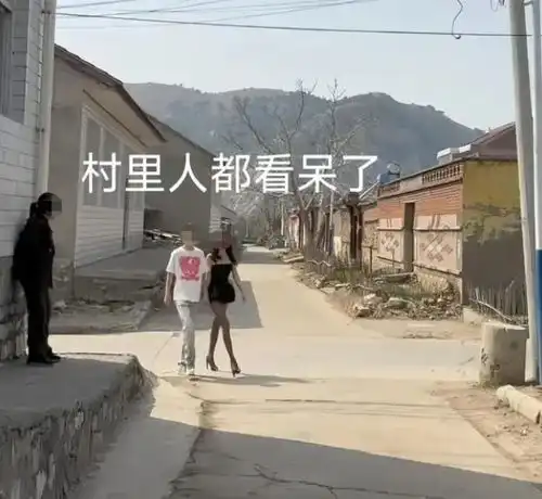 河北一男子带女友回村,因外貌差异被人调侃像姐姐带弟弟出游