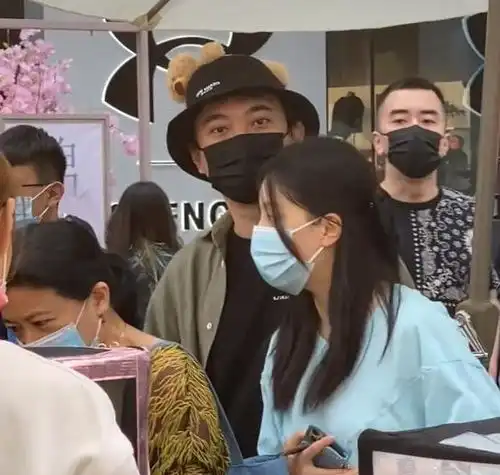 王思聪在酒吧游玩,被多个美女生扑,脸被吓得发青