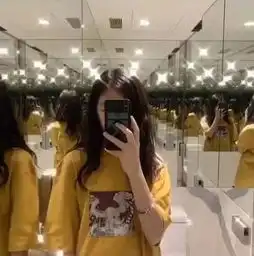 王菲女儿李嫣酒店玩自拍卡通帅哥相伴少女心满满