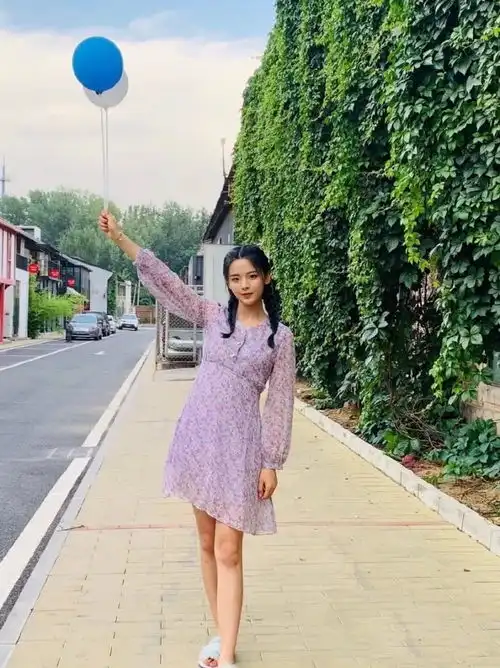 38岁韩艺瑟和22岁杨超越撞衫,高冷御姐vs清纯田园,真是各美各的