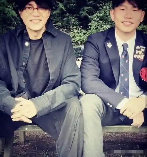 44岁陈坤和18岁儿子合照,说是兄弟也有人信,母亲仍是谜