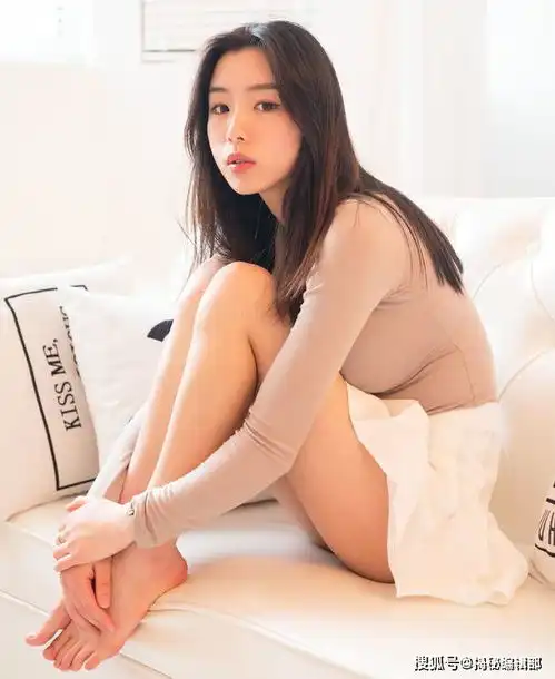 美女短裙卷边,女人味足,网友想成为那个沙发