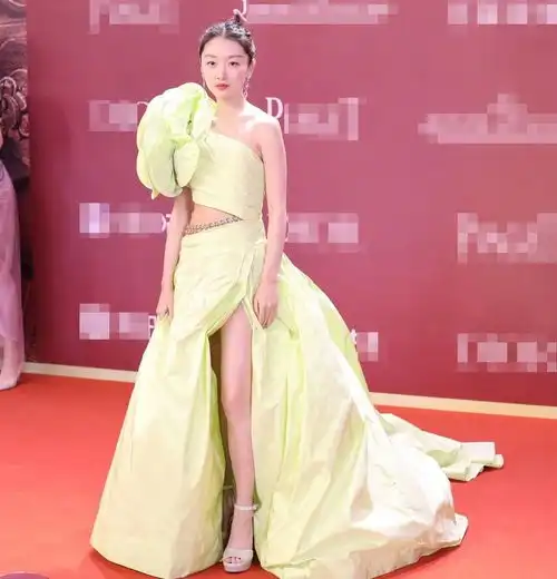 红毯生图曝出女星真实颜值周冬雨不再清纯,3位95花赢在年龄