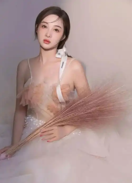 月光女神孙嘉璐,吊带搭配出礼服效果,曾和苗圃,王耀庆合作