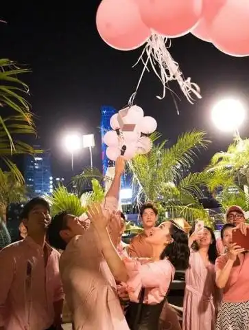 张歆艺38岁生日派对,一袭粉色裙少女心满满,满是甜蜜