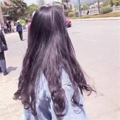 满头长发增加了美感,大气qq背影头像女生