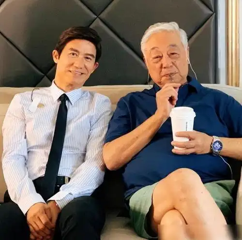 64岁李子雄回农村杀猪,网友夸赞刀法娴熟,59岁老来得子生活幸福