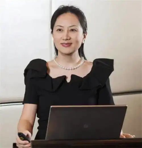 孟晚舟两任后妈都时髦,80后美女继母穿旗袍温婉,比两个继女都美