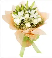 太原网上花店商品内容白玫瑰11枝,多头白百合2枝,水晶草韩式圆形包装香槟色绵纸圆形包装,绿色丝带束扎