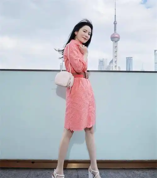 女人一旦过了50岁,穿裙要谨记3要3不要法则,会更优雅有气质