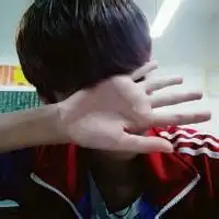 情侣头像,需要男头,图为女头,男图单手捂脸黑衣服