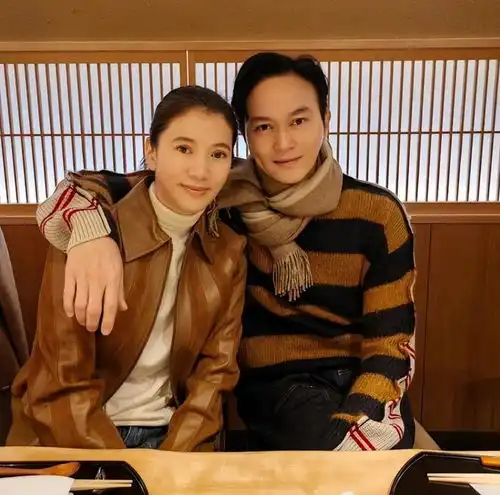 袁咏仪儿子晒近照,16岁魔童长成爸妈结合体,高大帅气还胖了一点