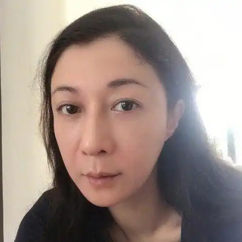 不理母亲45岁生日,成龙私生女改秀女友结婚照还改名
