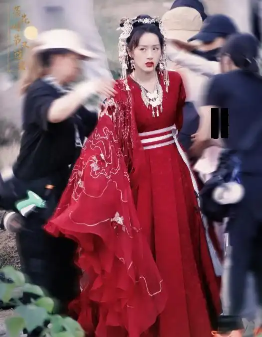 9位女星古装路透,热巴赵露思齐穿红衣,鞠婧祎袁冰妍头饰华丽
