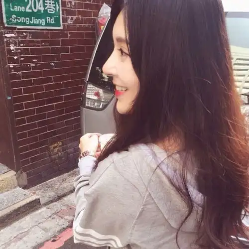 丈夫寄两万请月嫂,回家见坐月妻子抱娃洗衣服,婆婆躺屋里玩手机