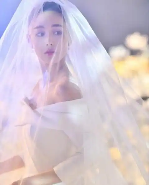 穿婚纱最美的7大女星,赵丽颖热巴上榜,最后一位惊艳四座