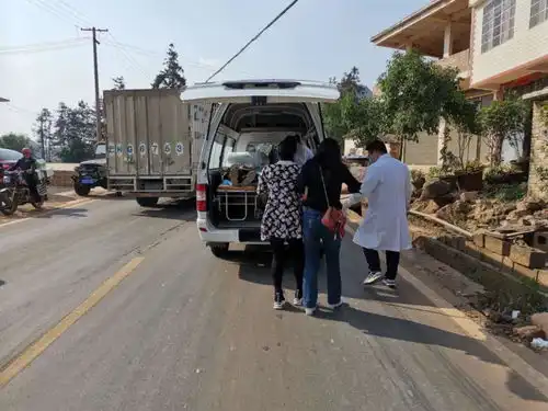 文山一女子开车犯困出车祸这时,他们出手了