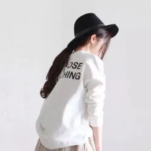 白衫黑帽背影女人