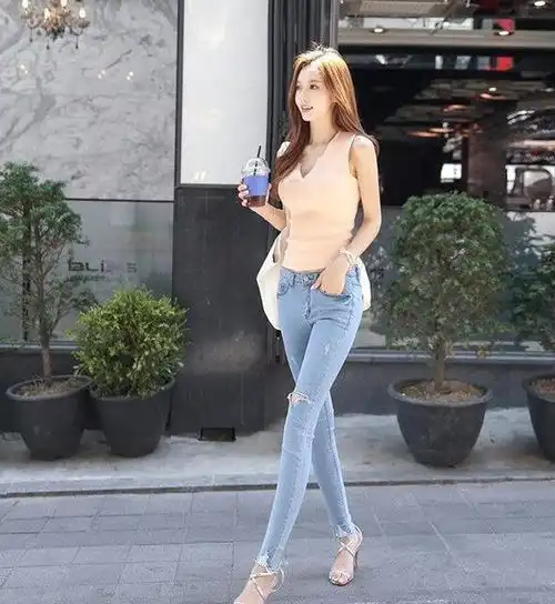 漂亮闪亮的紧身牛仔裤美女,衬托出女性的优雅气质