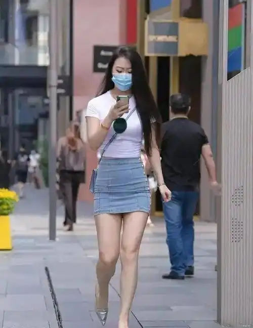 有了半身裙,想必连衣裙也该放弃了,这样穿展现了束腰之美