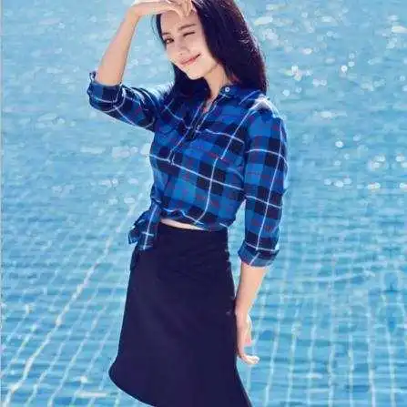 女神一身经典搭配,格子衬衫加黑裙,青春俏皮,