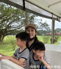 范玮琪贾静雯两家一同春游,一人抱一娃,范玮琪抱不动还用上了腿