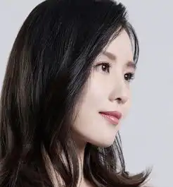 刘诗诗穿黑色风衣现身机场,身材纤细笑容灿烂,生完孩子后更美了