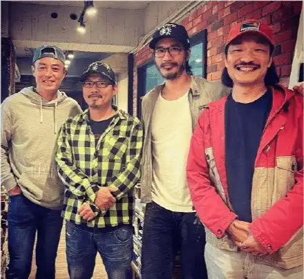 王力宏摆脱邋遢形象后接代言,长发出镜目光柔和,与董明珠撞脸了