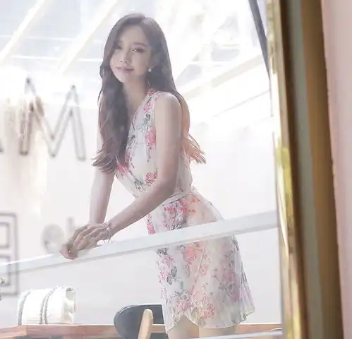 时尚街拍风姿绰约的紧身裙美女,傲人的身材曲线真好看