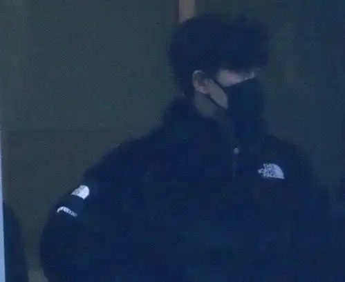 春晚第五次联排来了众星低调进出,李宇春穿裙子邓超自带咖啡
