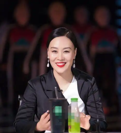 同是黑白拼色西装,邬君梅和汤唯却穿出了截然不同的效果真惊艳