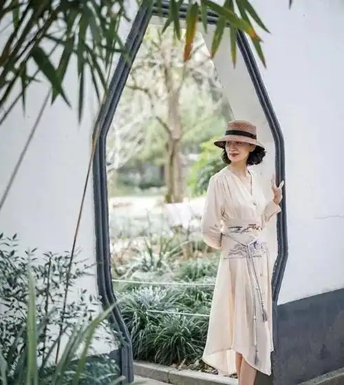 59岁三木妈妈告诉你人要瘦,裤要松,头发微卷才漂亮时髦
