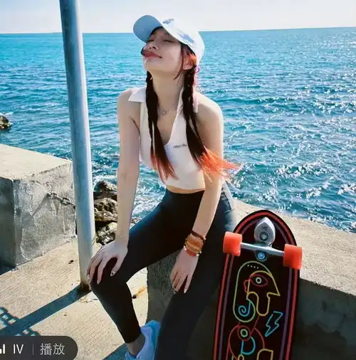 41岁李小璐晒近照,扎双辫穿露腰装全身零赘肉,耍乖卖萌超少女