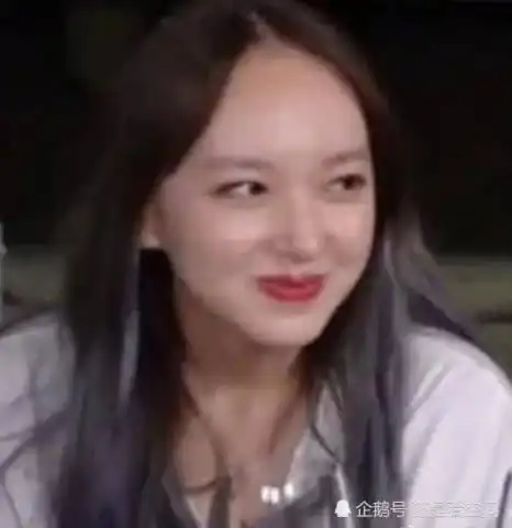 本以为杨幂的发际线够高了,看到程潇以后,才懂啥叫秃头少女