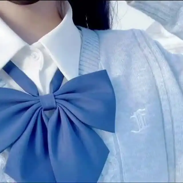 jk制服冬天搭配蓝色毛衣就是坠乖巧的