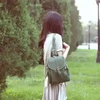 森系头像树缝间的阳光