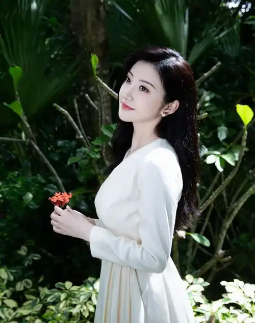 魅力女神景甜,肌肤白皙水嫩,美得让人惊叹