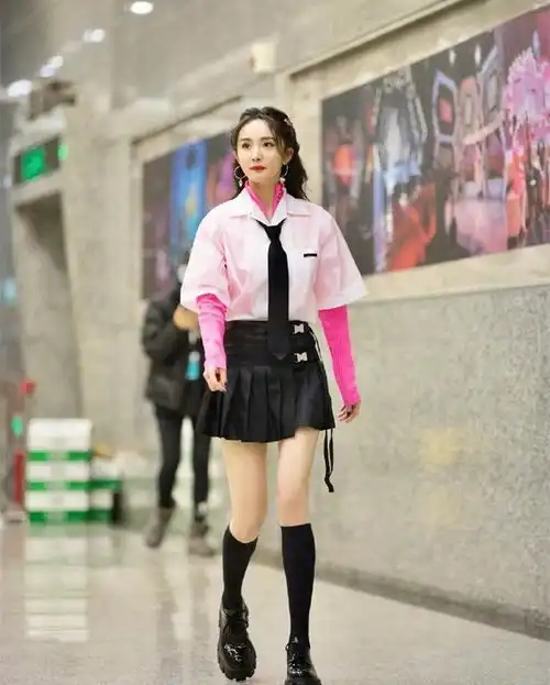 杨幂又成功扮嫩,穿jk制服满屏都是大长腿,这少女感我服了