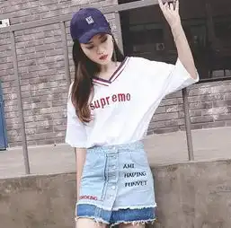 穿衣服也能轻松瘦脸夏季女士v领t恤搭配女人味十足