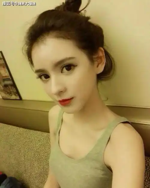 搞笑gif动图妹子走起路来真霸气女朋友