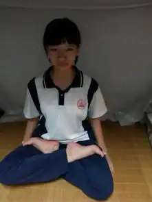 这个女孩瑜伽姿势对不对脚趾头好像不是那么放的