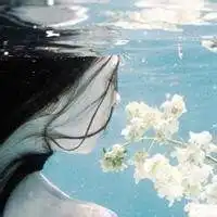 女生海底头像坠入海底的绝望女生头像图片