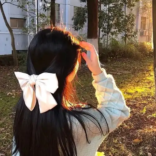 女头太阳下山了夜里也有灯打开
