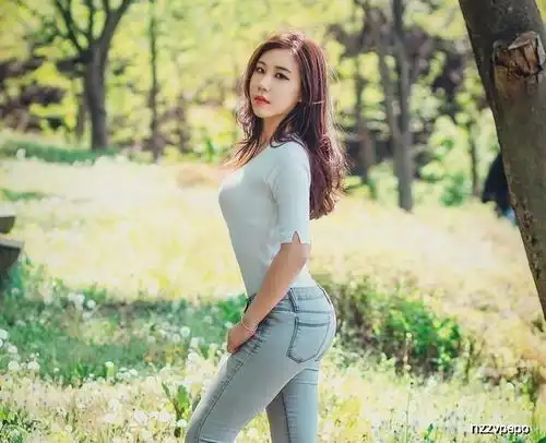 牛仔裤美女穿出优雅的魅力,展现迷人的女人味,让人过目不忘